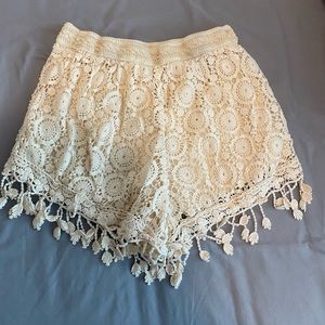 Akira Chicago cream shorts with fringes